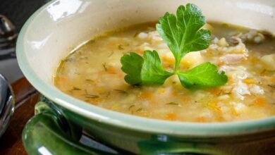 شوربة الدجاج بالفريكة والكرفس
