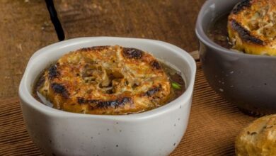شوربة البصل الفرنسية مع جبنة البارميزان